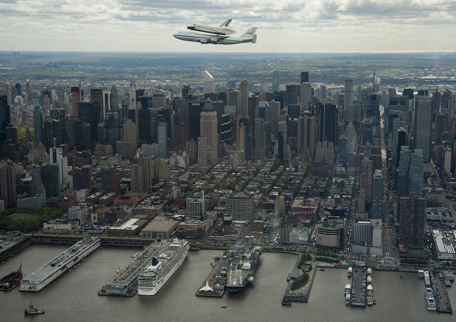 Шаттл "Энтерпрайз" транспортируется на самолете в Музей авиации и космонавтики, Нью-Йорк, 27 апреля 2012 года.