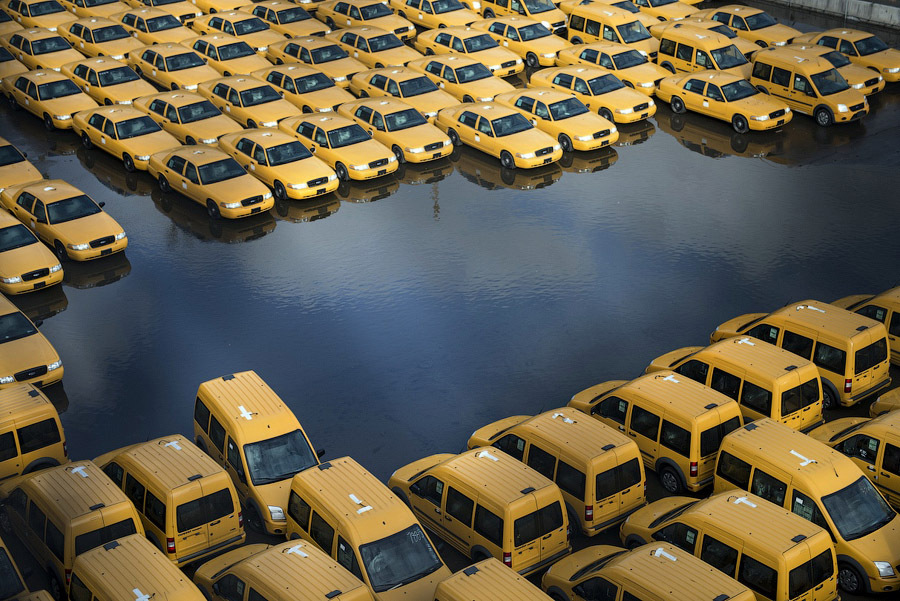 Новые автомобили такси стоят на стоянке в Нью-Джерси после прошедшего здесь урагана "Сэнди". 