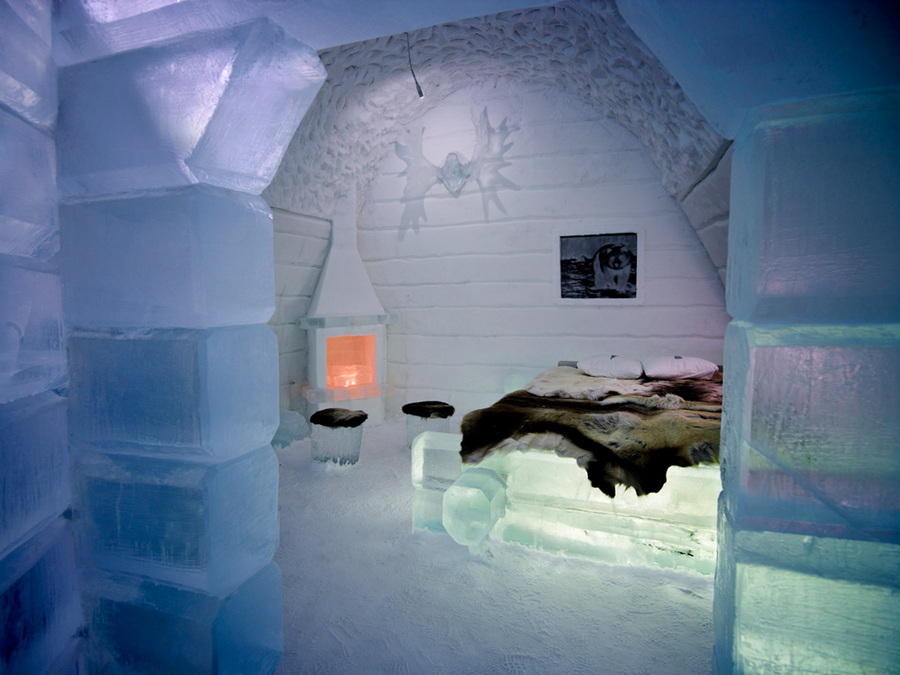 В шведской деревеньке Юккасъярви появилась достопримечательность – необычный отель Icehotel, построенный из снега.