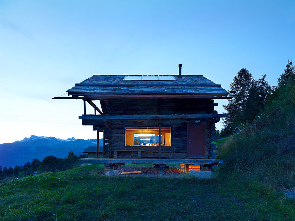 Старый деревянный дом в Швейцарии