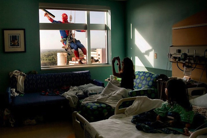 1. Супергерои моют окна детской больницы