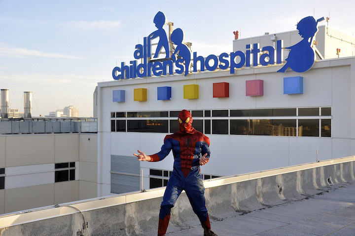 2. Супергерои моют окна детской больницы