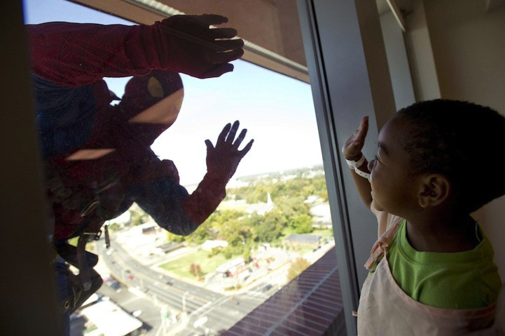 4. Супергерои моют окна детской больницы