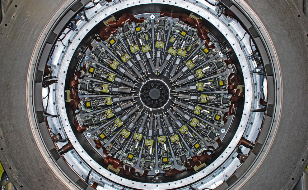 Новый инструмент Очень большого телескопа (VLT), спектограф KMOS, проходит испытания в Центре астрономической технологии Соединенного Королевства (UK Astronomy Technology Centre) в Эдинбурге перед отправкой в Чили. На снимке видны 24 роботизированные руки. (STFC/UKATC/ESO) 