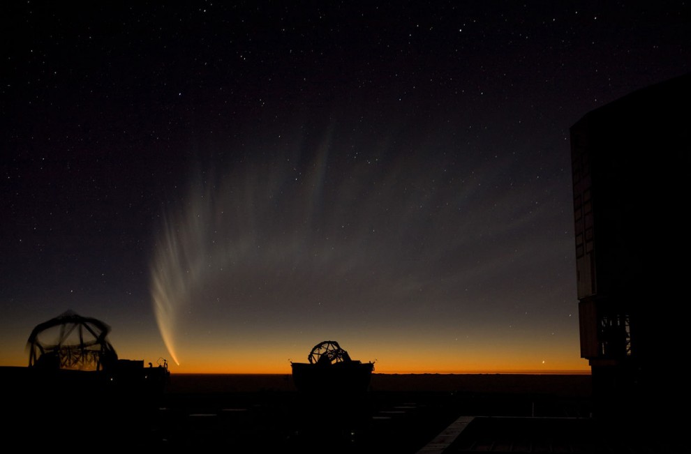 Яркий хвост кометы McNaught в небе за Очень большим телескопом, 2007 год. (ESO/H.H.Heyer)