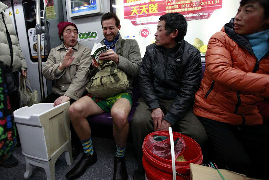 Иностранный турист подает китайцам в шанхайской подземке пример того, как надо веселиться.