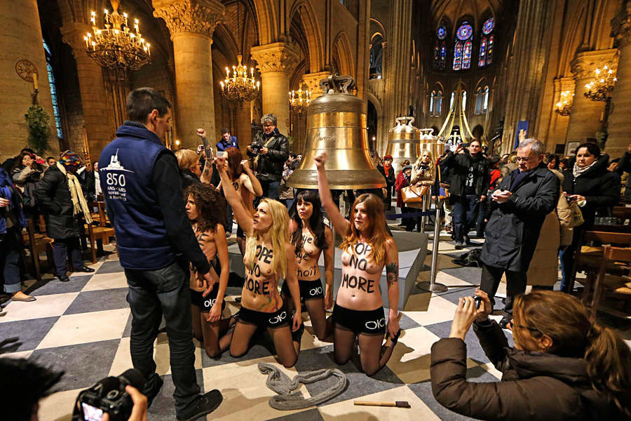 Femen в соборе Нотр-Дам-де-Пари