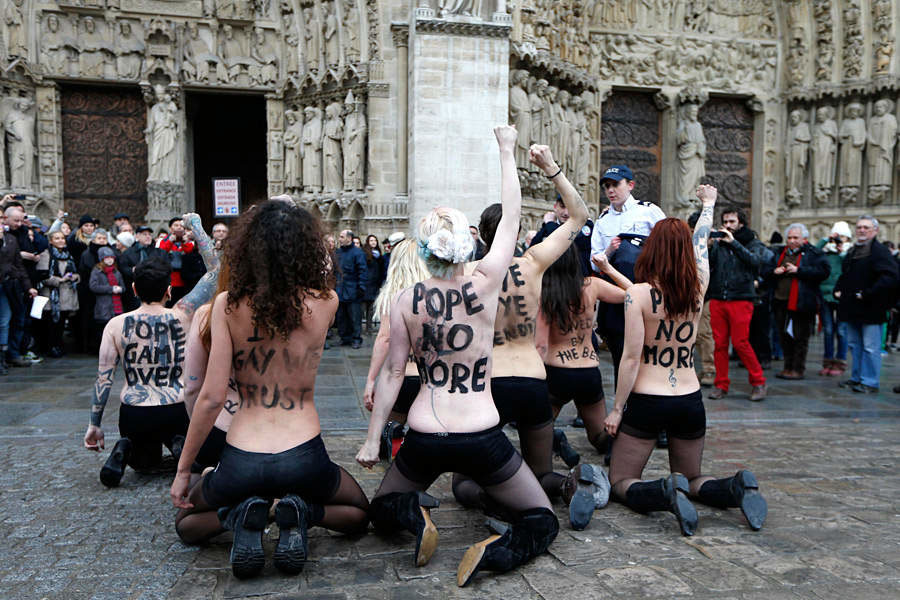 Femen в соборе Нотр-Дам-де-Пари