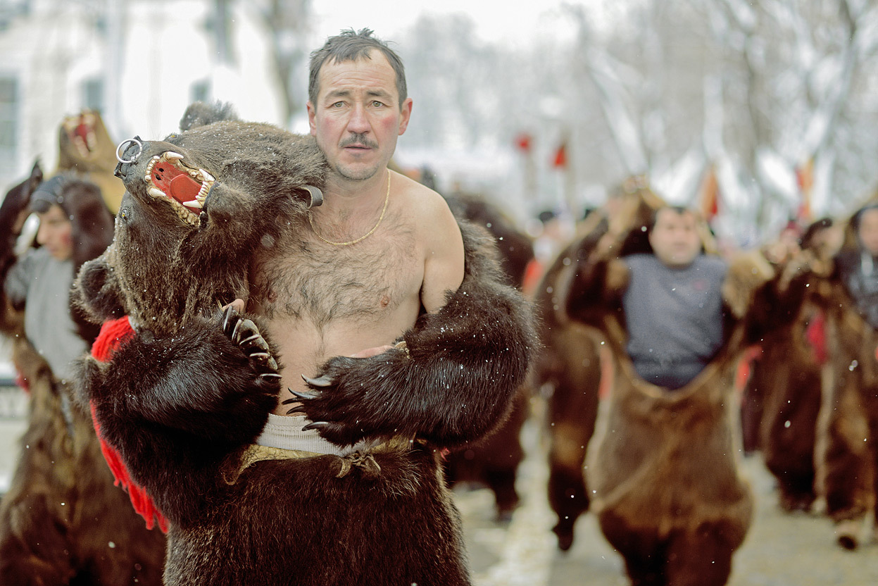 Цыгане с медведем на праздник