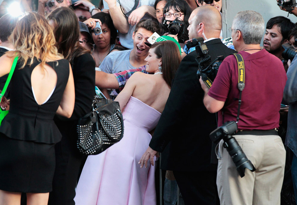 Джессика Бил фотографируется с поклонниками по прибытии на премьеру фильма с её участием «Вспомнить всё» в Китайском театре Граумана в Голливуде, 1 августа 2012 года. 