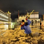 Подтопленная Венеция покрывается льдом