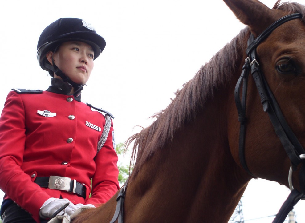 Женская конная полиция