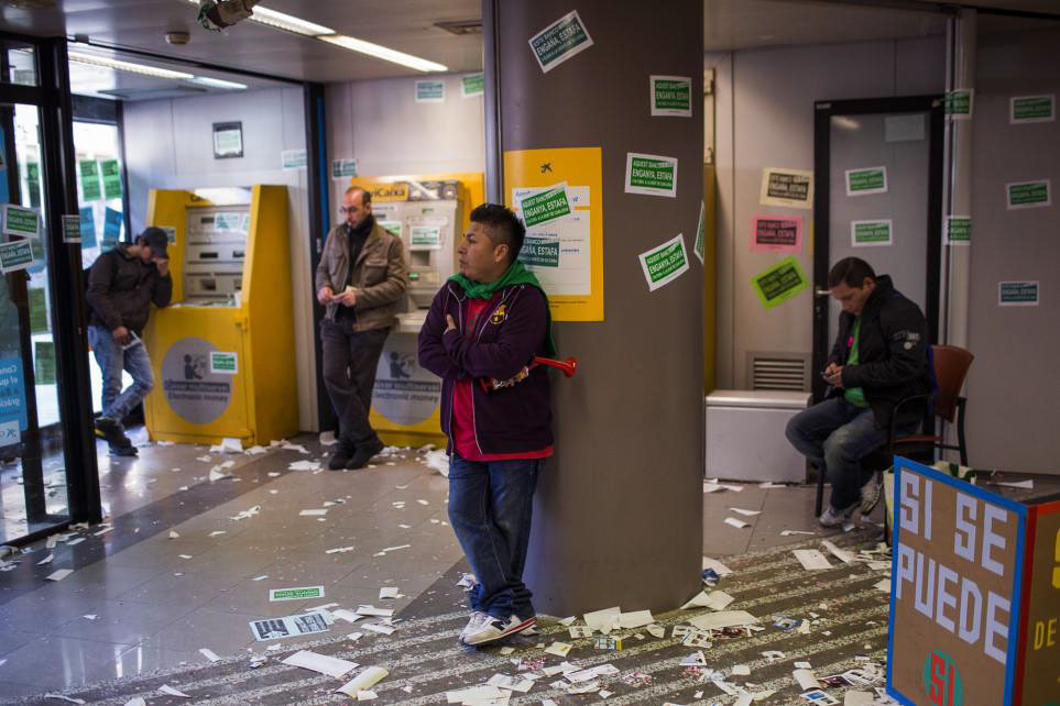 Протестующие захватили банк