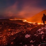 Бесстрашные искатели приключений исследуют действующий вулканический комплекс