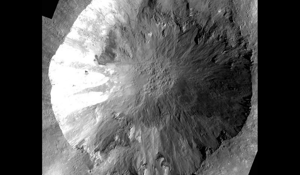 Кратер астероида Веста
