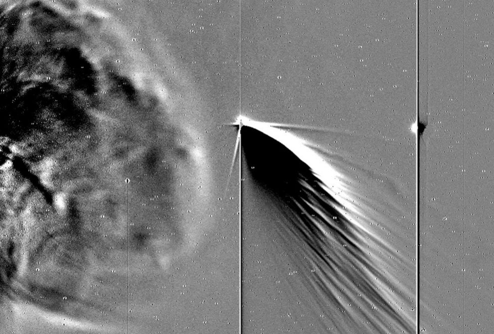 Снимок кометы C/2011 L4, сделанный камерой аппарата STEREO Behind, 15 марта 2013 года. Слева находится планета Земля, а справа – выброшенная Солнцем корональная масса. (NASA/ESA/SOHO)