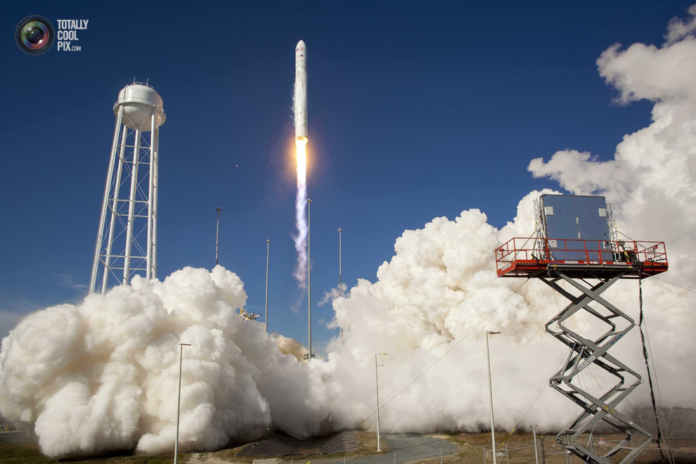 Запуск ракеты-носителя «Антарес» со стартовой платформы космодрома «Уоллопс» в Виргинии. 