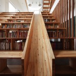 Интересное дизайнерское решение: деревянная горка, вставленная в книжные полки-ступени
