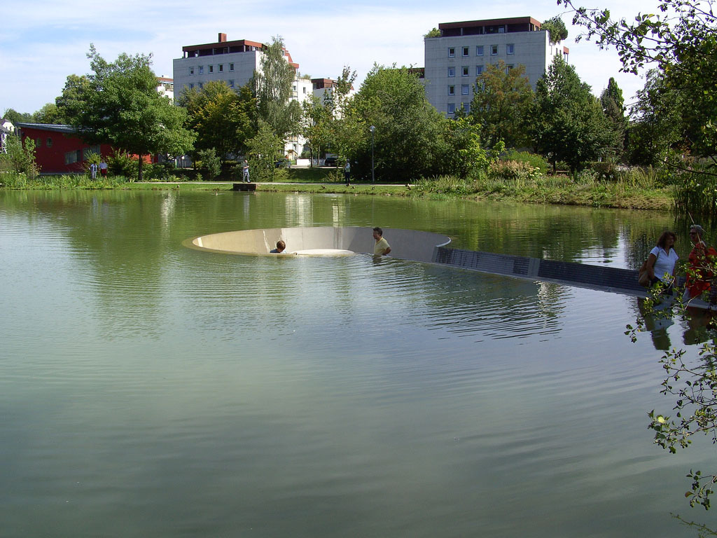 "Затонувшая" площадка в озере. (Фото: Roland Barthofer)