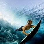 Зрелищные фотографии серферов под водой