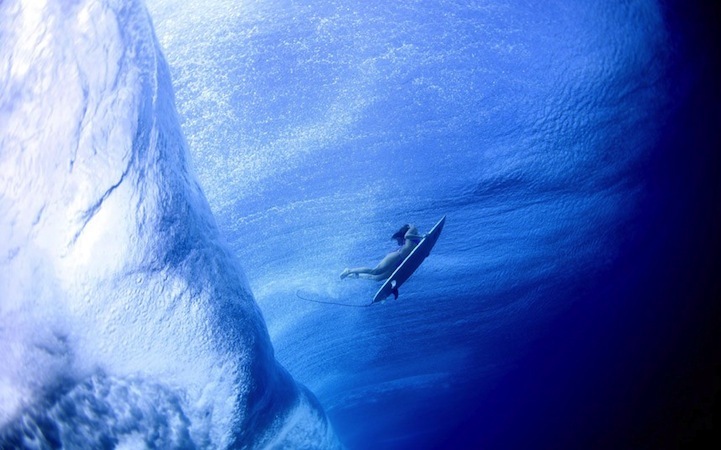 Зрелищные фото серферов под водой