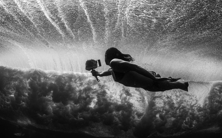 Зрелищные фото серферов под водой
