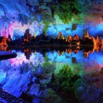 Разноцветные сталагмиты и сталактиты в знаменитой пещере Китая