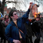 “Старая ведьма умерла”: в Британии демонстранты отпраздновали смерть Маргарет Тэтчер