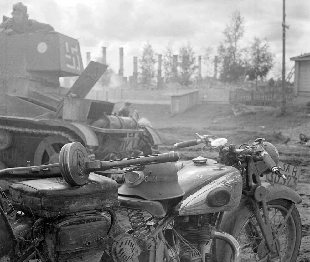 Финский мотоцикл и танк
