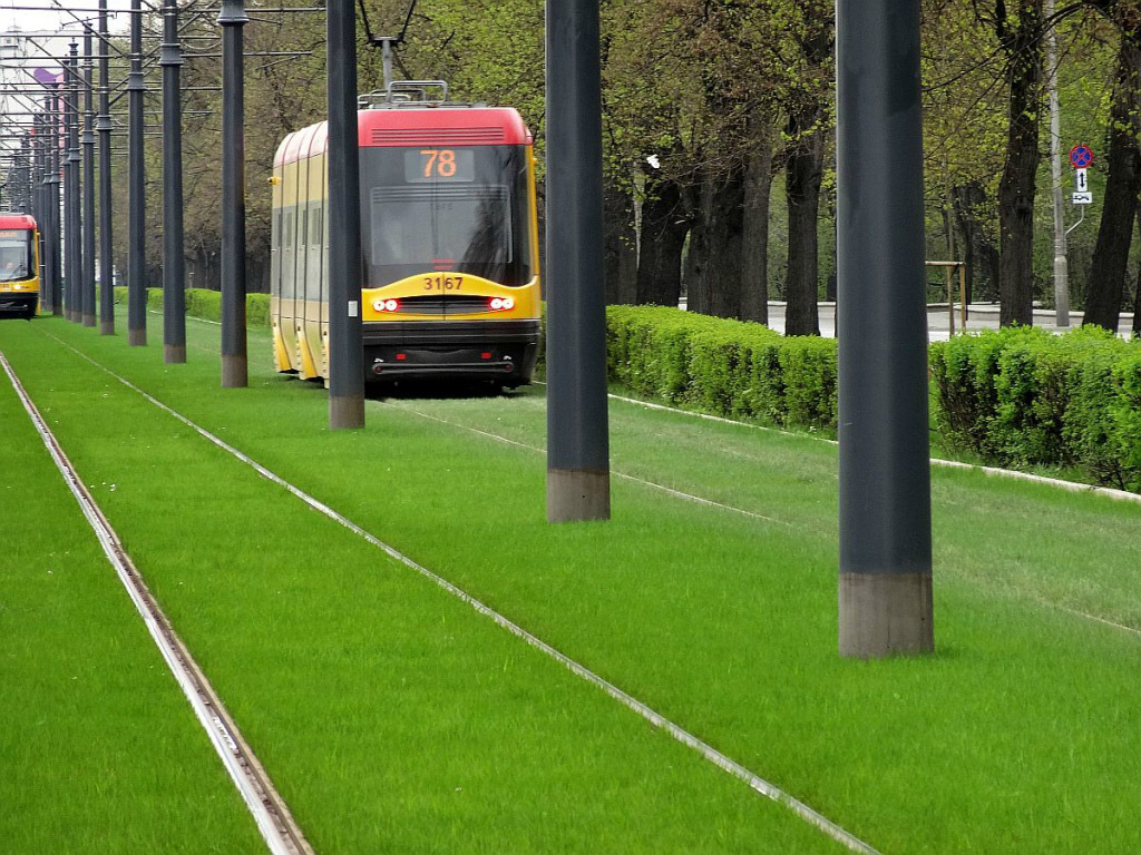 Газон на трамвайных путях в Варшаве