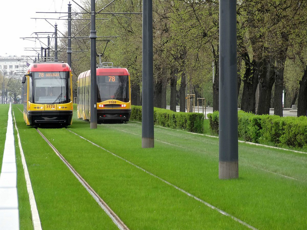 Газон на трамвайных путях в Варшаве