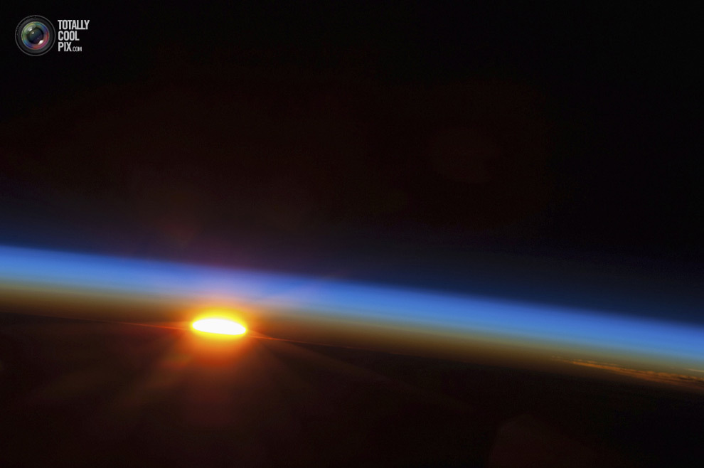 Восход Солнца из космоса