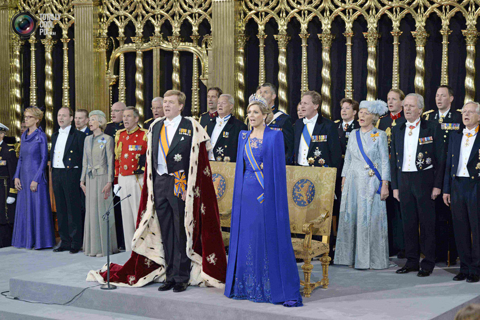 Король Нидерландов Виллем-Александр и королева Максима присутствуют на церемонии в церкви Ньивекерк в Амстердаме. 