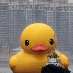 Самая большая резиновая утка в мире добралась до Гонконга