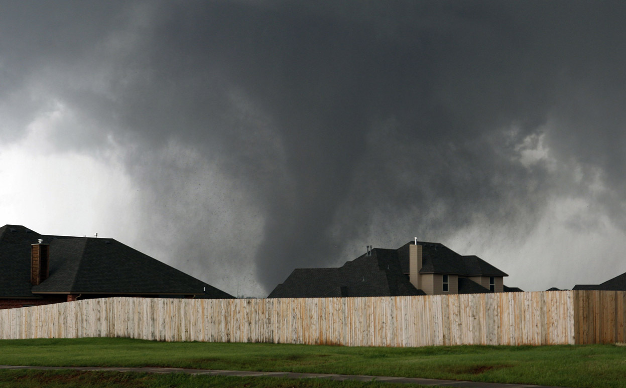 Торнадо в городе Мур, штат Оклахома, США