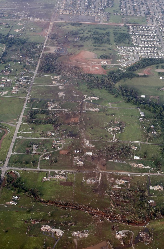Торнадо в городе Мур, штат Оклахома, США