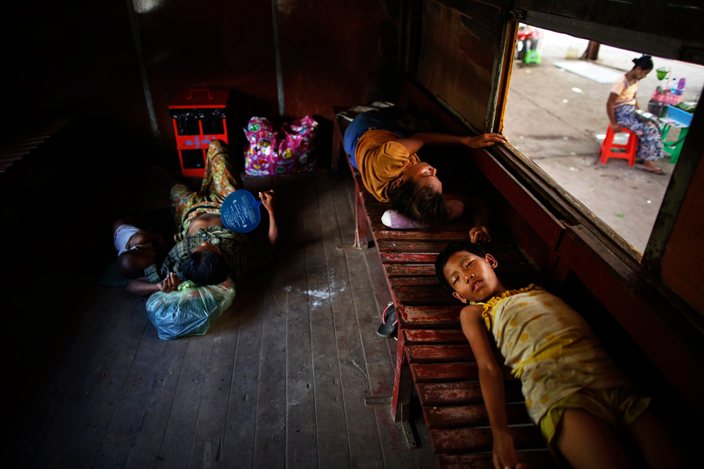 Поезд в Мьянме