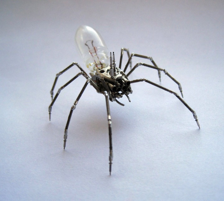 Миниатюрные механические насекомые, сделанные из деталей часов
