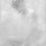 Мистические фигуры, появляющиеся из облаков белого дыма 