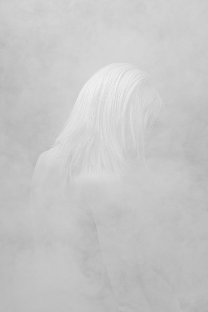 Мистические фигуры, появляющиеся из облаков белого дыма