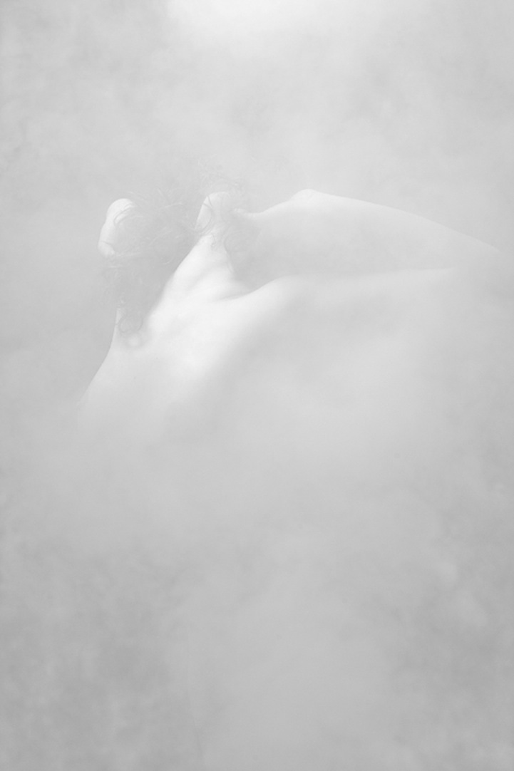 Мистические фигуры, появляющиеся из облаков белого дыма