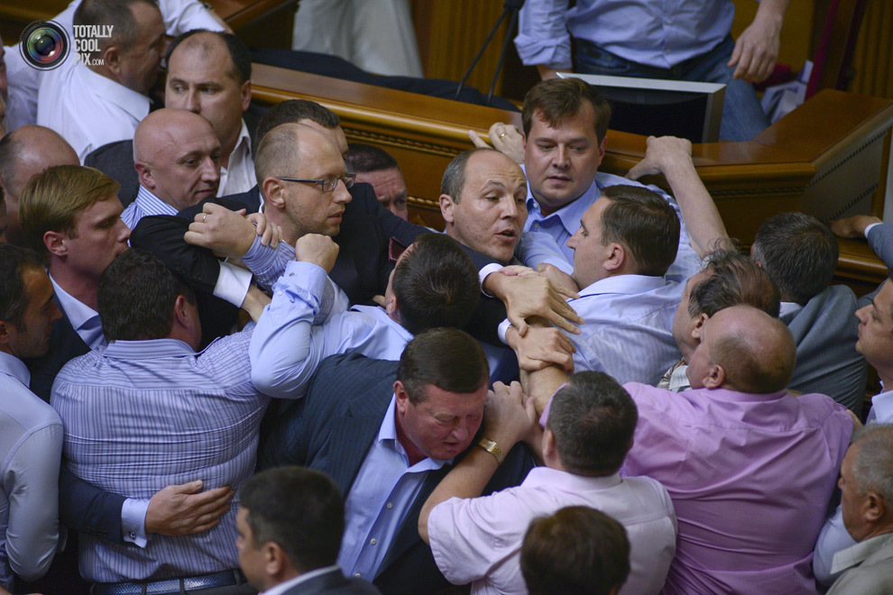 Депутаты из «Партии регионов» дерутся с оппозиционерами на заседании Верховной Рады в Киеве, Украина. 