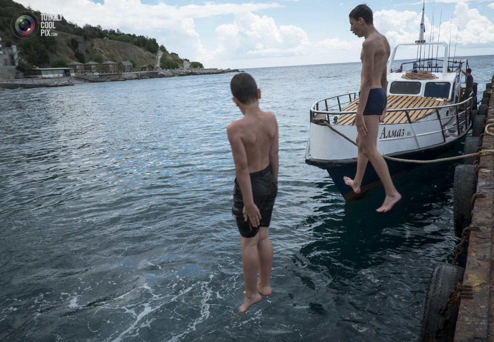 Мальчики отдыхают на Чёрном море в посёлке Береговое, Крым. 