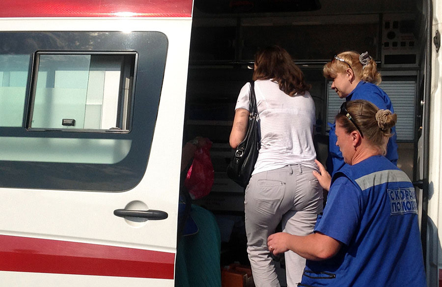 Женщина заходит в машину скорой помощи у станции метро «Охотный ряд». © Марина Баташева/РИА Новости