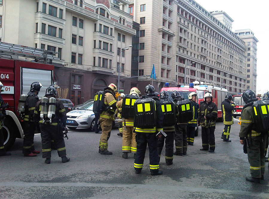 Сотрудники пожарной службы МЧС на Моховой улице в центре Москвы. © Стелла Дубовицкая/РИА Новости