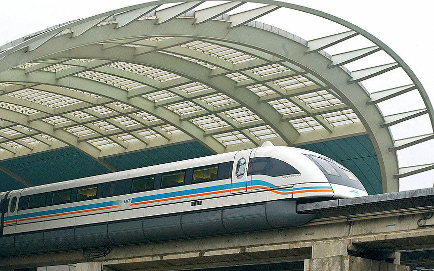 Поезд на магнитной подвеске в Китае. Линия связывает аэропорт Шанхая с самим городом (с метро). Скорость этой "пули" составляет 430 км/час.