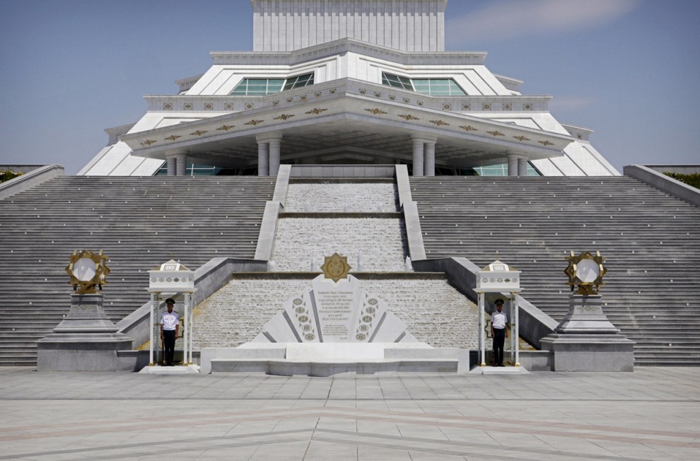 Монумент Конституции Туркменистана 