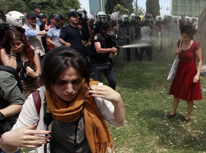 Женщины на демонстрациях в Турции
