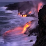 Потрясающие фотографии раскаленной лавы, стекающей в море
