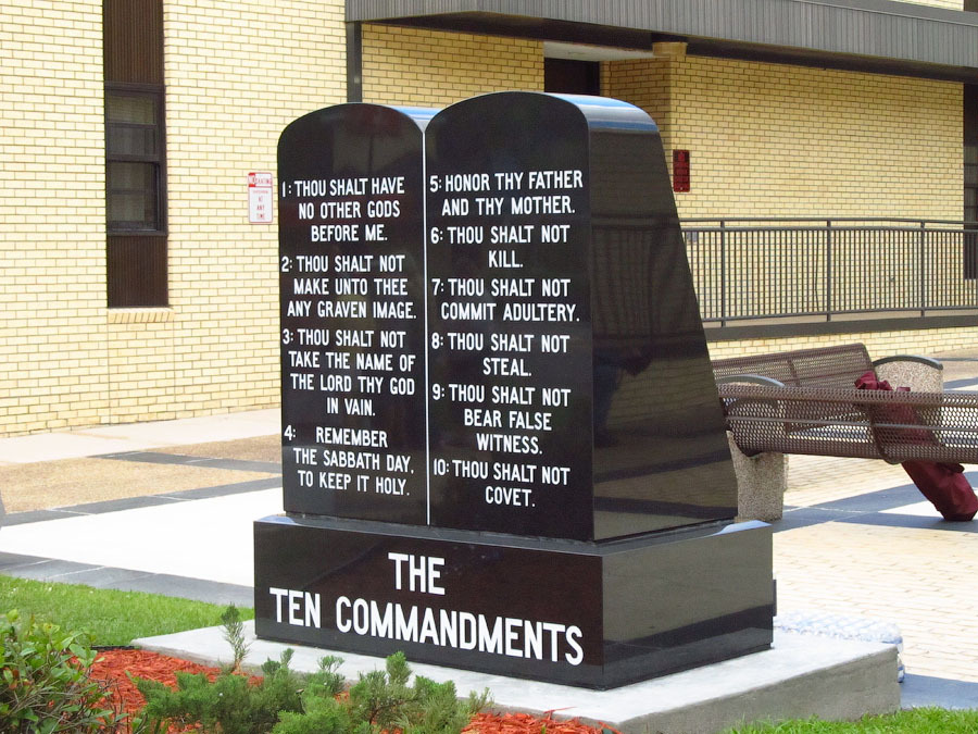 Памятник с библейскими заповедямим